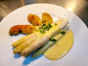 Hotel in Cochem an der Mosel - Restaurant Herbs - Spargel mit Sauce Hollandaise und Kartoffeln